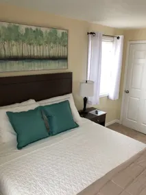 2 bed 1 bath Recently remodeled 6 guests - Image 2