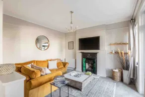Beautiful & Spacious 4 Bed House on Sandbanks Road - Image 2
