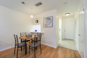 Private townhouse at Foxmoor - just blocks to UF - Image 4