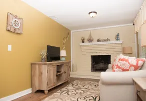 Renovated & Clean -close to Beach, Dining,Shopping - Image 5