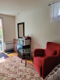 Central suite with private entrance & bath - Image 4