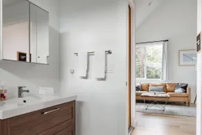 Bright-Lit Loft in the Trees, Minutes to Lake & Restaurants - Image 5