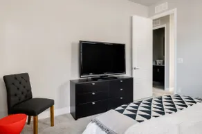 Contemporary Comfort in Central Park - Image 2