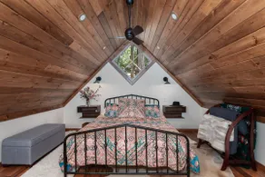 Ravenswood Cottage - art-inspired loft near town - Image 4