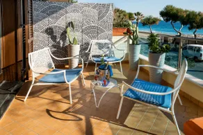 Appartement de luxe en bord de mer, 2 chambres, piscine et parking - Image 2