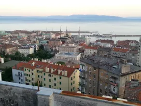 Sea view balcony, free street parking - Image 4