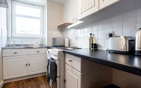Bright, Spacious West-End Flat, Near University - Image 2