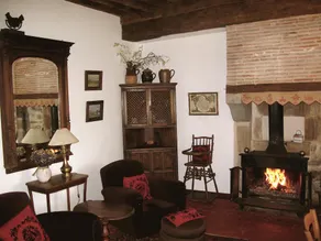 CHARMING HOUSE, ROMANTIC SETTING - Image 2