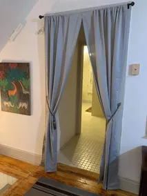 3rd Floor, walk-up private 3BR victorian apartment - Image 2