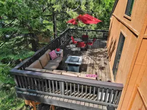 Wesley's Wonderland - Shaver Condo with large deck - Image 3