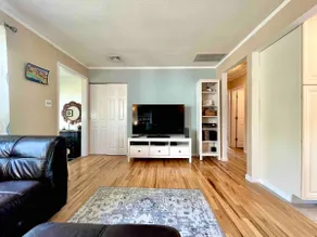 Sea Glass Luxe Cottage - Image 3