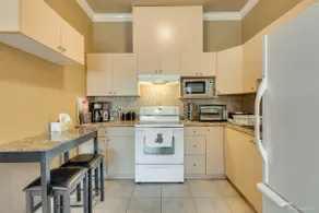 Modern 3 bdrm private suite near skytrain - Image 2