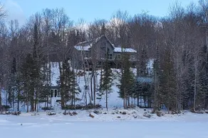 Little Glamor Lakeside Retreat - Image 4