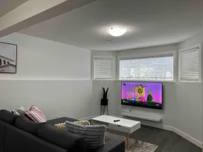 Cozy 3 beds Suite Near Calgary Airport Sleeps 6 - Image 5