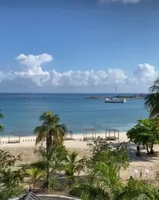 Sun filled apt with pool and private beach access - Image 4