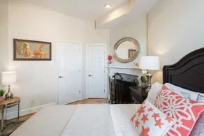 Large Cozy Brownstone House near the Convention Center - Image 4