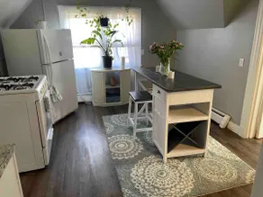 Cozy 2 Bedroom rental on Elm… - Image 4