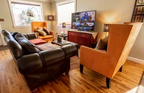 Stylish Magnolia Home with Backyard and Nearby Bus - Image 4