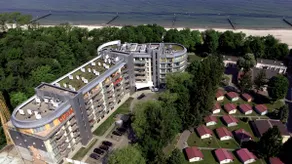 Large beachfront apartment with side view of - Image 4