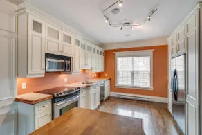 Beautiful Executive Townhouse - Image 3