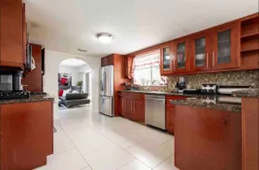 Miami's Best: Sunny Suite, Lake, Pool & Comfort! - Image 2