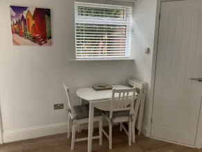 Highcliffe Apartment with Parking - Image 4