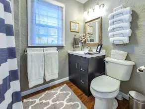 HOT FIND *Powderhorn Porch* 4B/1BA dwntwn Bungalow - Image 5