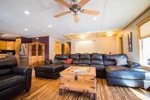 Magnifique chalet familial de 5 chambres au centre-ville de Red River! - Image 3
