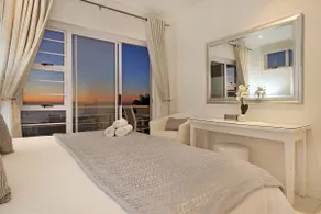 Devinia's Gem- A sparkly ocean view Penthouse - Image 4