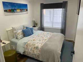3 mins walk to Dromana Beach, King & Queen bed - Image 4