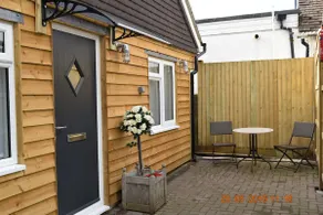 Stylish, Studio Apartment. 5 mins from Eurotunnel. - Image 2