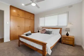 Adelaide 2 bedroom unit with free WIFI, Netflix & parking - Image 4