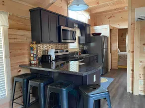Country Cabin Retreat- 2/1 log cabin w/deck - Image 4