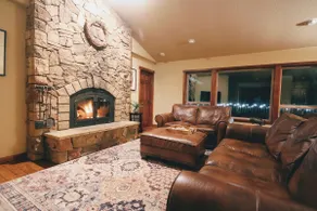 ☆ Quiet Forest Retreat | 10min from Old Mill ☆ - Image 2