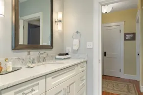 Upscale 2 Bdrm Suite: Kitchen, Spa Bath, Laundry - Image 5
