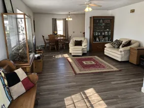 Bungalow by the Lake - Image 2