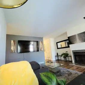 🦾HI-TEK MANOR🤖Central Location🗣️ Two 75in 4k LED TV'S🚀1GB internet🖥️ - Image 5