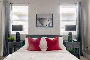 Contemporary Comfort in Central Park - Image 4