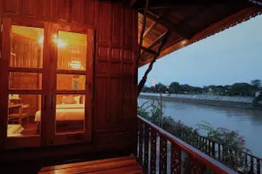 Cozy Teak Cabin with King bed on the River - Image 2