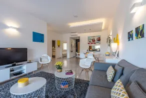 Charming apartment with large sunny balcony - Image 2
