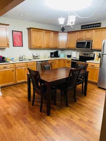 Private 2BR Carriage Home/kitchen/laundry sleeps 4 - Image 4