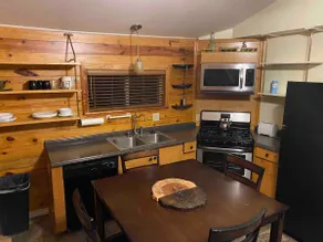 THE OAK-luxury lakefront cabin, sleeps 4 - Image 5