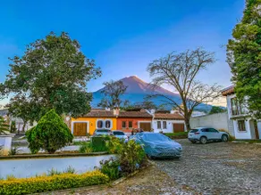 ★COZY Vintage Little Villa★ w/Pool/Volcano Views - Image 5