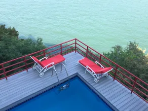 Lake Bluff House 6 Hole Mini Golf and Waterfall - Image 3