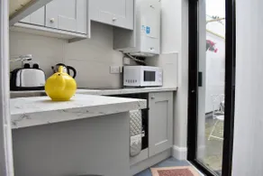 Modern 1 Bedroom Apartment Close to the Centre - Image 2