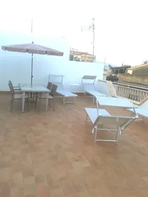 Downtown house with a large furnished terrace - Image 4