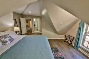 Unique Midtown Upper Level Suite - Image 5