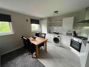 Lovely 2 bedroom top floor flat with free parking - Image 4
