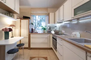 Elegant townhouse with private garden & parking - Image 5