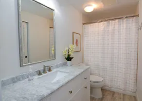 Quiet, Top-Floor Suite with A/C and Great Views - Image 5